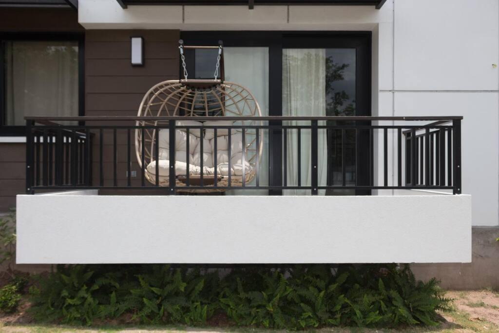 Royalty Suites Kingston Exterior photo